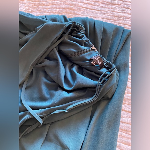 Elegant Green Halter Maxi Dress - Picture 4 of 5